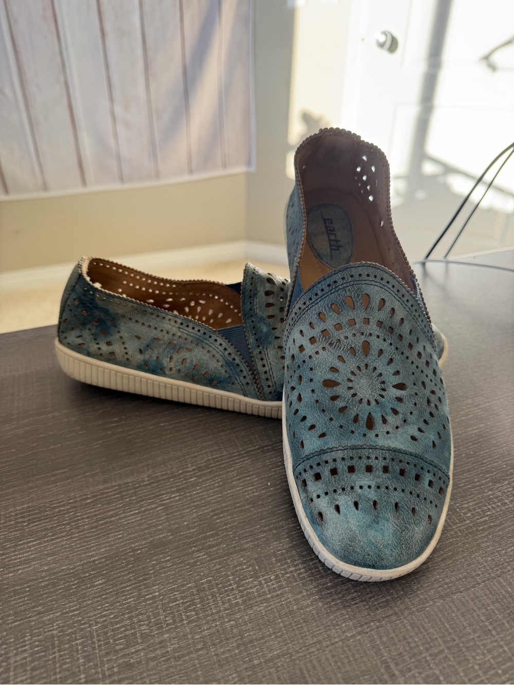 Earth Tayberry Slip-on Perforated Flats in Denim Blue Size 10M